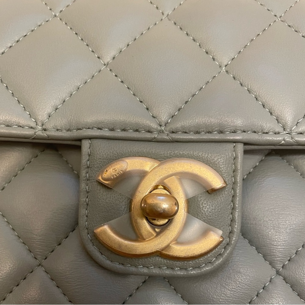 Chanel Quilted Green Leather Casino Royale Small Square Bag Chip Charms - Picture 16 of 16